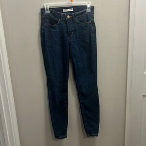 Signature Gold Levi Strauss totally shaping skinny jeans
Dark blue, mid-rise